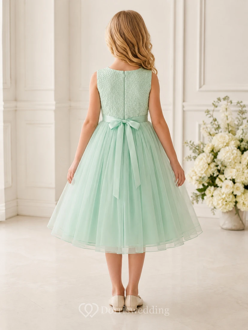 Robe de demoiselle d'honneur en tulle et dentelle vert menthe, coupe trapèze, sans manches, avec nœud et appliques florales view 2