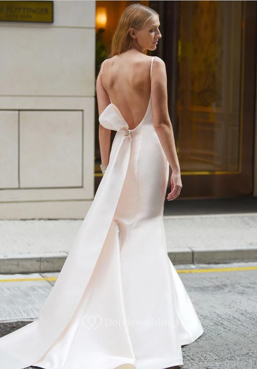 Robe de mariée simple en satin, col bateau, dos nu, sans manches, avec nœud.
