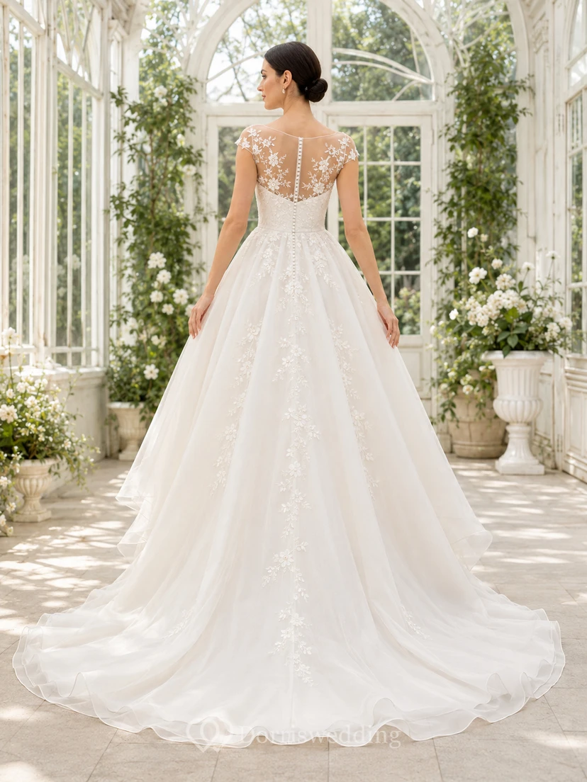Vestido de novia romántico elegante de tul con escote barco asimétrico y mangas cortas, estilo jardín. view 2