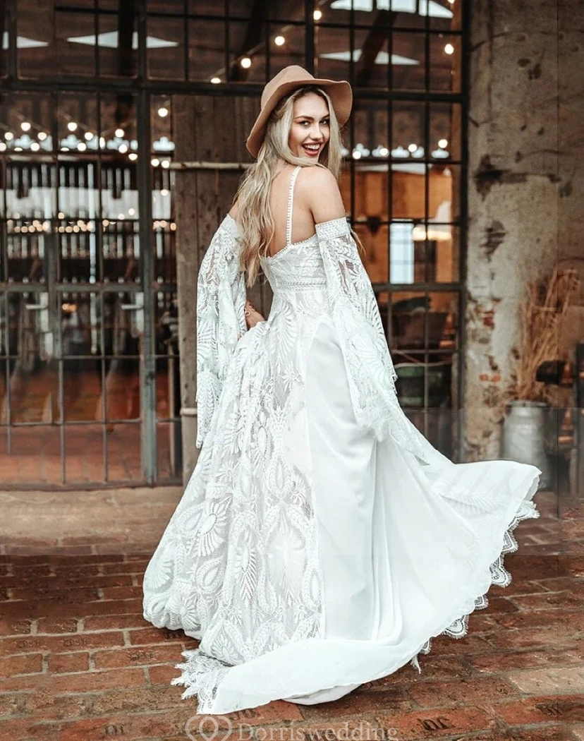 Robe de mariée bohème fourreau en dentelle fendue sur le devant, manches cloche, style champêtre view 2