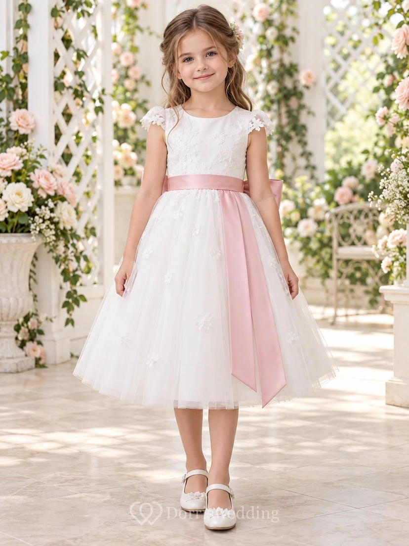 Vestido de niña de flores blanco de corte A con estampado floral, mangas cortas y fajín rosa, hasta la rodilla.