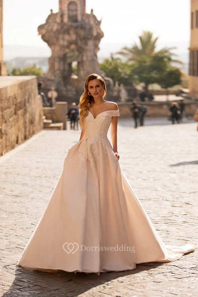 Brautkleid aus Satin mit schulterfreiem Rock, A-Linie und Empire-Schnitt sowie Spitze