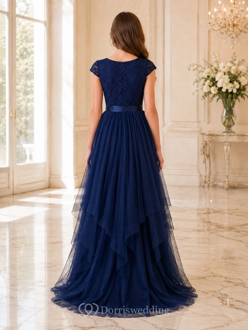 Vestido de dama de honor juvenil azul marino oscuro, corte en A, mangas cortas, falda de tul y detalles de joyas. view 2