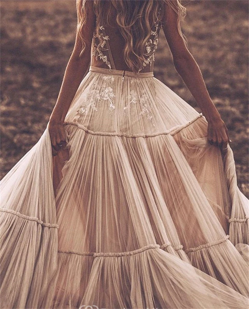 Robe de mariée bohème à décolleté plongeant, sans manches, empire, en tulle superposé et dentelle plissée view 6
