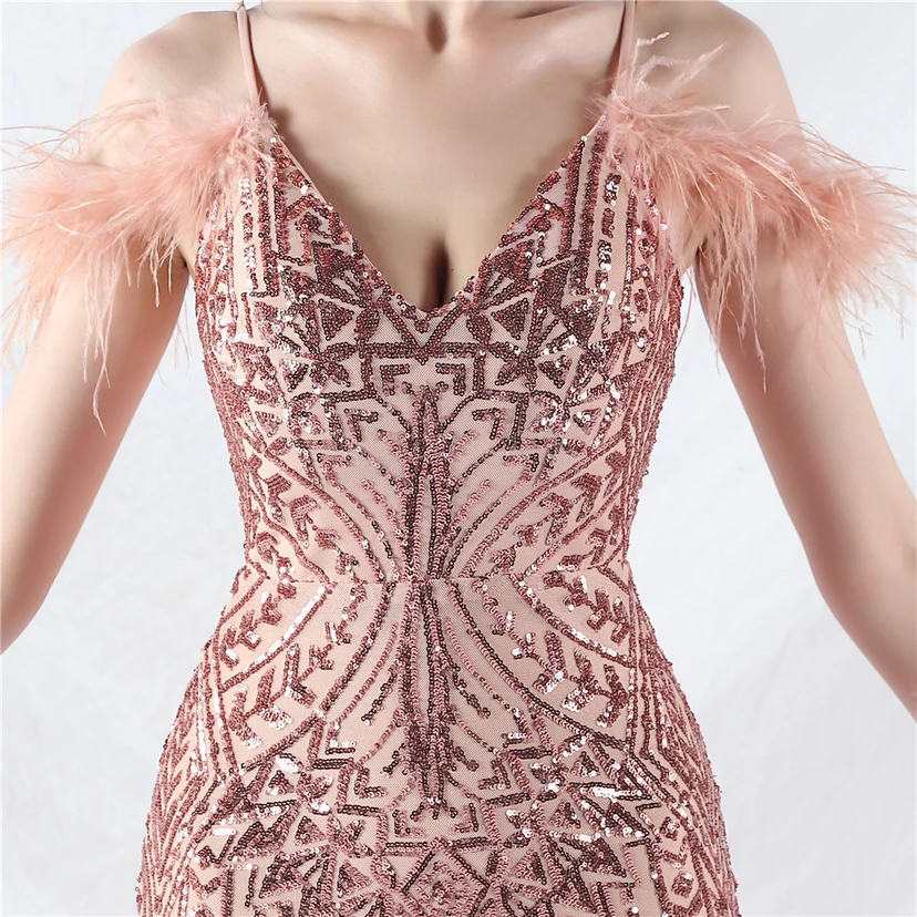 Robe de soirée haut de gamme ornée de perles florales et de plumes d'autruche. view 97