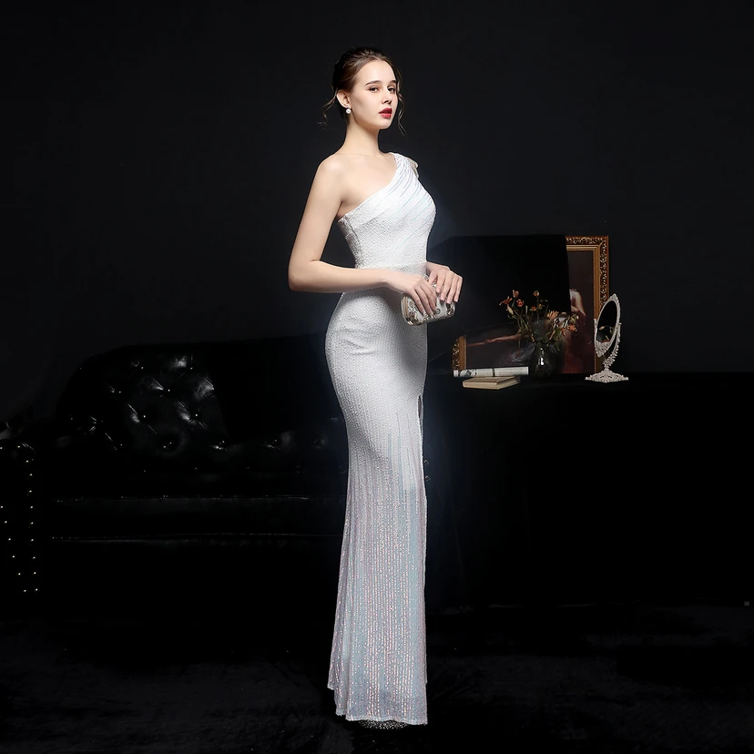 Robe de soirée longue et moulante à sequins colorés, confectionnée avec soin, idéale pour une célébrité ou une fête. Robe de mariée sexy et cintrée, confectionnée avec des paillettes colorées et lourdes. Robe de mariée longue et moulante, parfaite pour une occasion spéciale. view 25