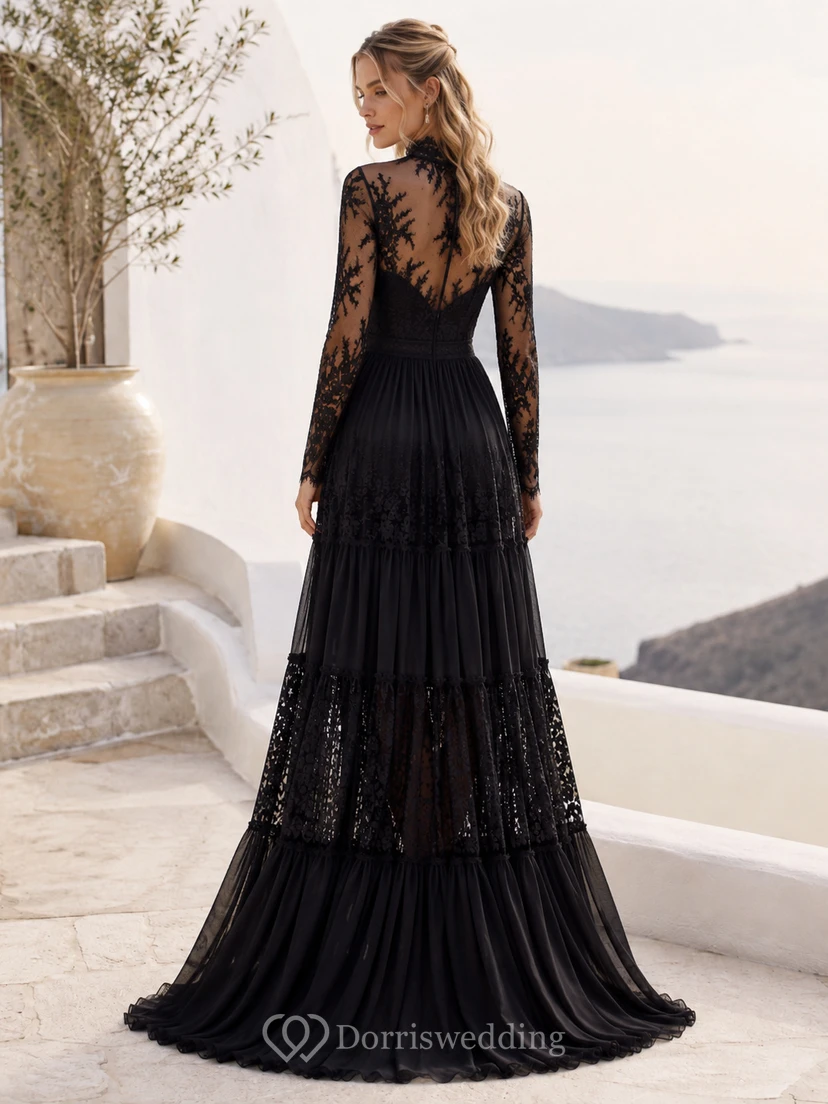 Robe de mariée bohème noire à col montant, manches illusion en dentelle à volants et traîne au sol view 2