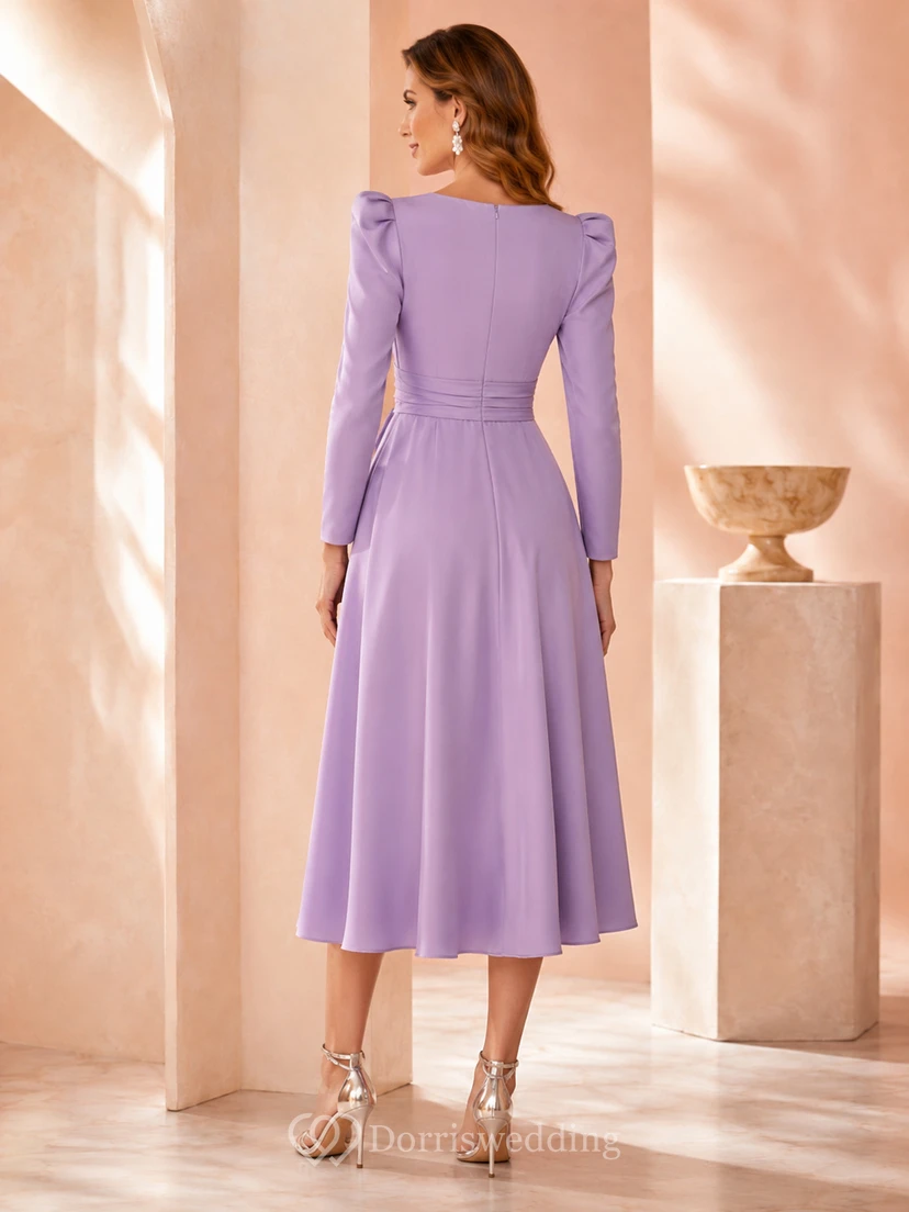 Vestido de noche formal elegante de color lavanda con cuello alto y hombros drapeados, estilo midi, ideal para invitadas. view 2
