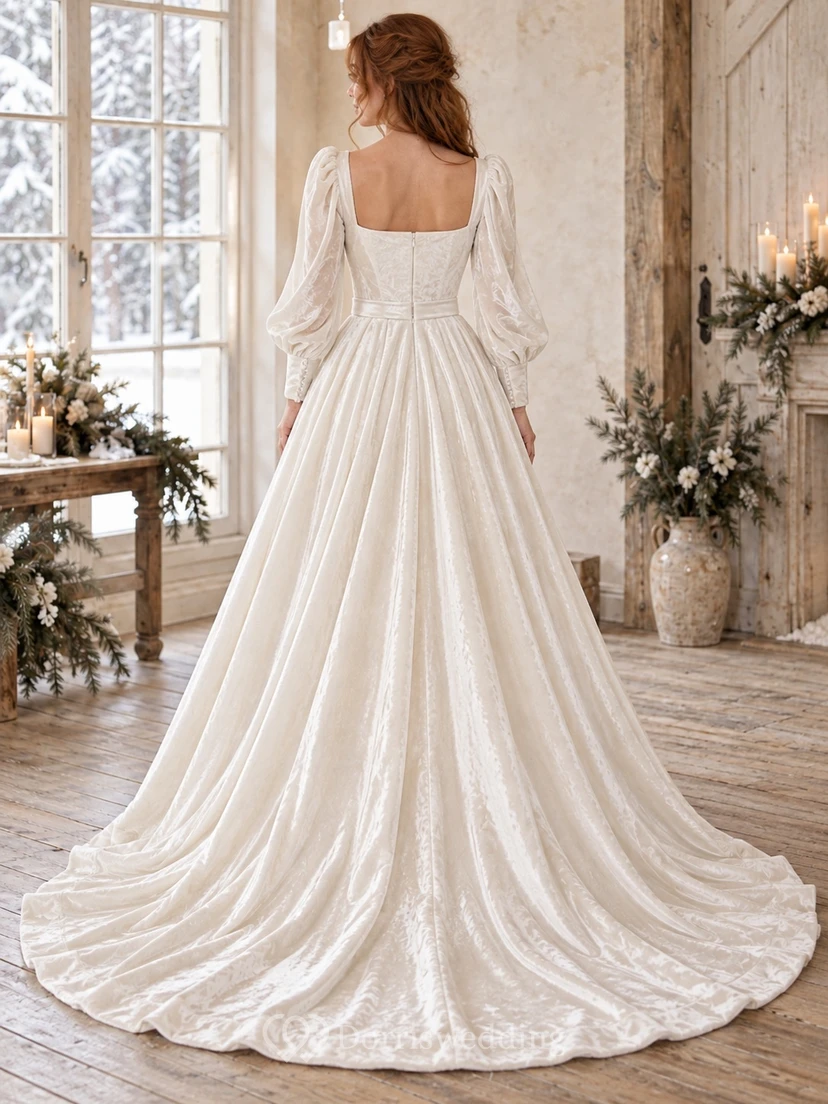 Vestido de novia de terciopelo de corte princesa con escote cuadrado y mangas largas estilo obispo. view 2