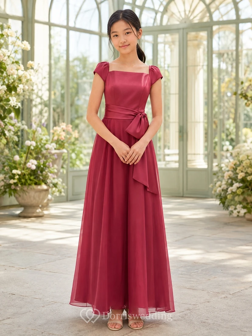 Robe de demoiselle d'honneur junior bordeaux, coupe trapèze, longueur au sol, manches courtes carrées, détail imprimé romantique