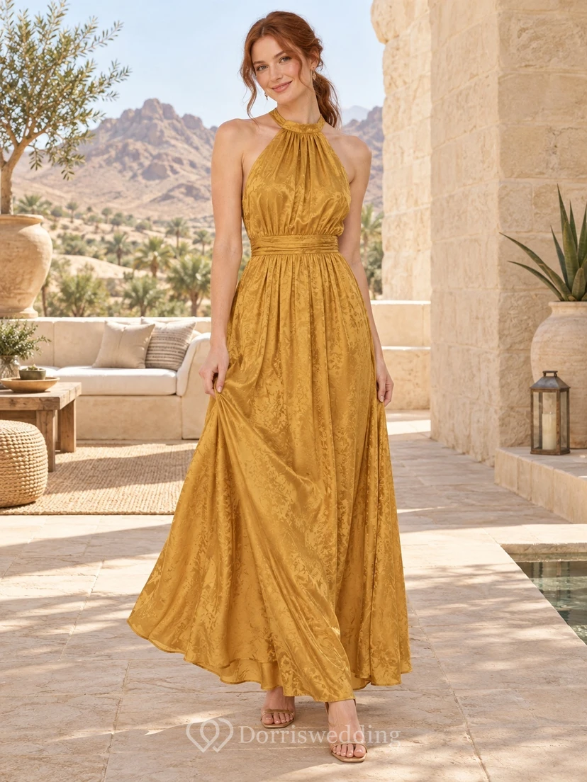 Vestido de invitada de boda bohemio color mostaza con cuello alto y escote halter.