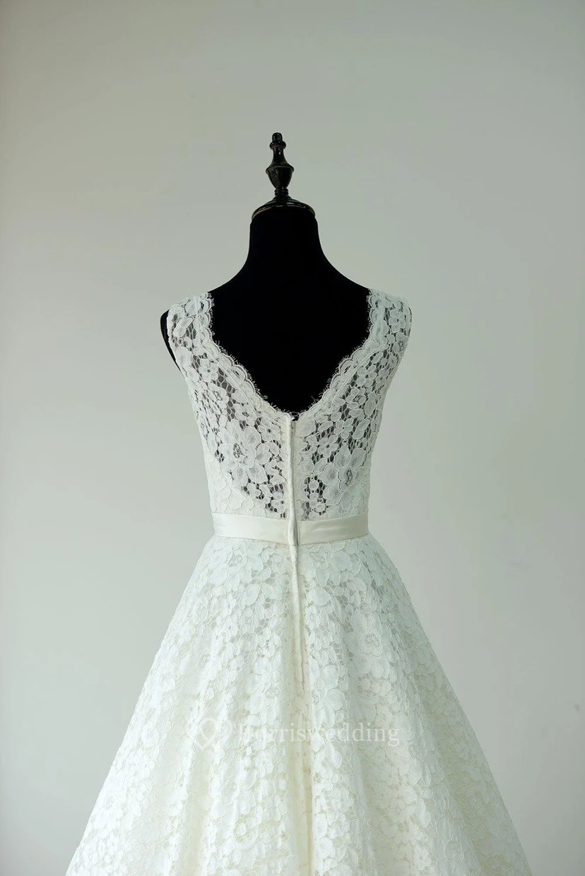 Robe en dentelle sans manches, coupe trapèze, longueur thé, dos nu en V et ceinture en satin. view 4