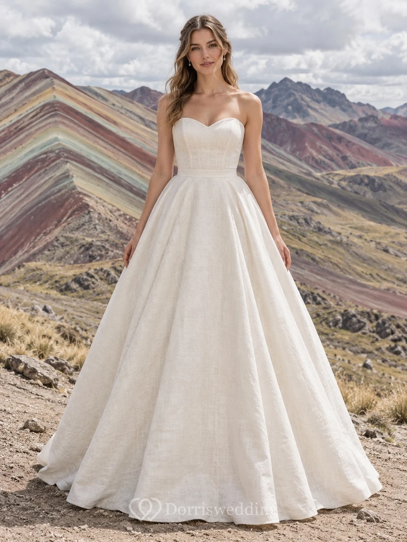 Schlichtes, trägerloses Brautkleid aus Leinenmischgewebe mit Herzausschnitt, schmalem Taillenbund und A-Linien-Rock