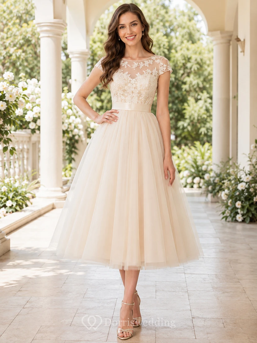 Robe de demoiselle d'honneur romantique coupe trapèze, style jardin, ornée de dentelle illusion et de motifs Champagne Bateau.