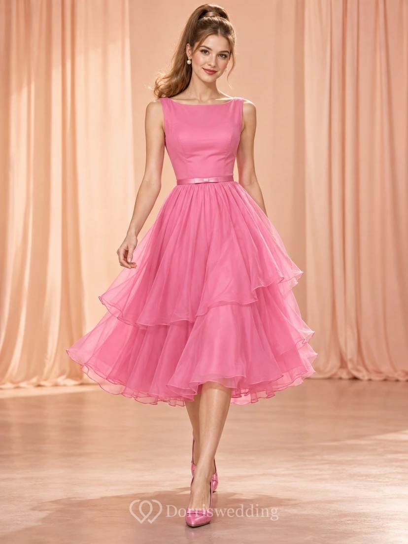 Teelanges, bonbonrosa, mehrlagiges Chiffon-Abendkleid im Bateau-Stil aus den 1960er Jahren