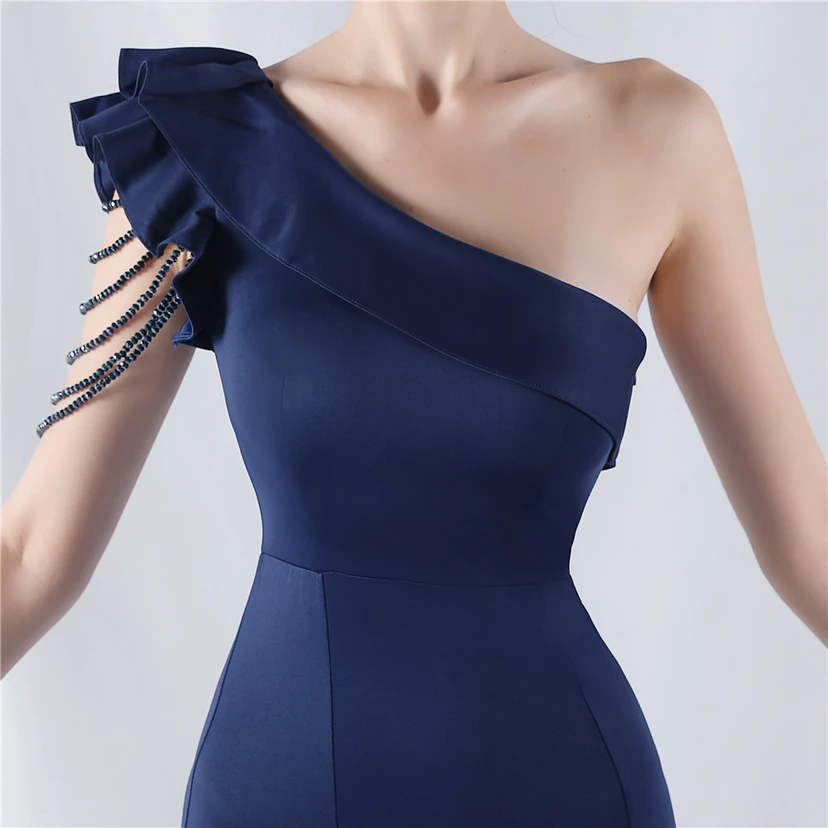 Vestido de noche asimétrico de satén con escote alto y cuello oblicuo, adornado con cuentas. view 38