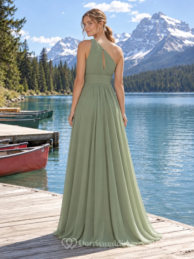 Sencillo vestido de dama de honor verde salvia con corpiño plisado de un solo hombro y falda en línea A. view 2