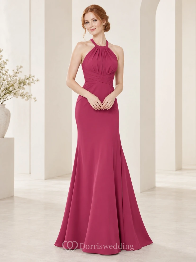 Einfaches, ärmelloses, tailliertes, langes Brautjungfernkleid im Meerjungfrauenstil mit Himbeer-Neckholder und gerafftem Schlüssellochausschnitt