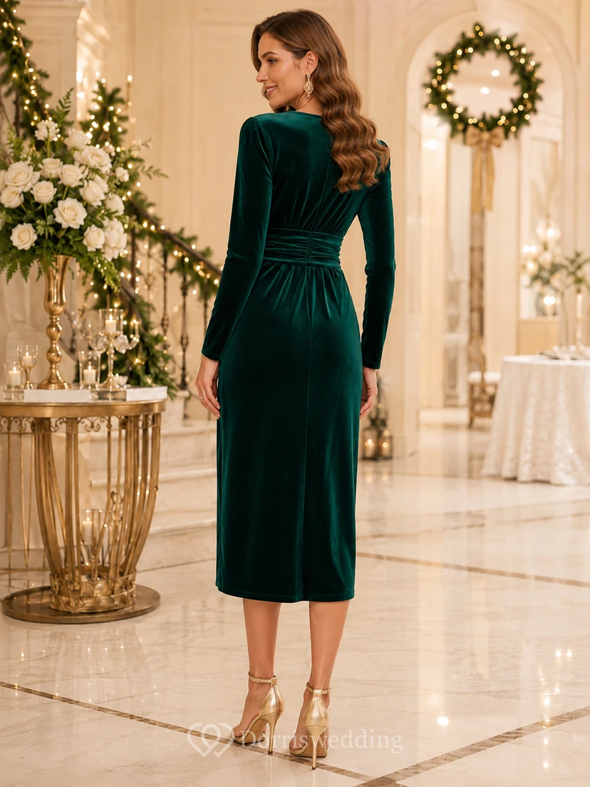 Vestido midi de terciopelo fruncido con escote en V color verde oscuro para invitadas view 2