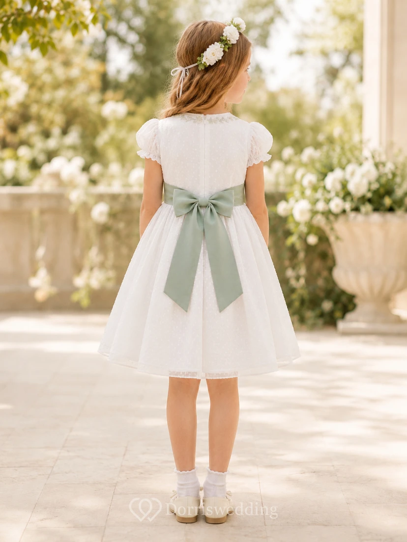 Vestido de niña de flores de corte A en tul marfil y satén con manga corta tipo casquillo, escote joya y falda a la altura de la rodilla con detalles de lazo. view 2