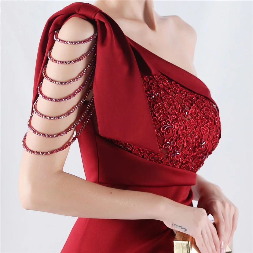 Vestido de noche de satén de alta gama con encaje de diamantes y diseño artesanal. view 9