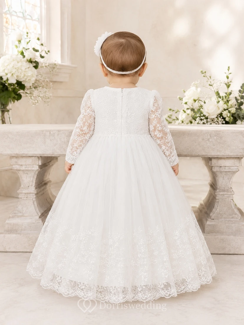 Vestido de bautizo blanco de encaje bebé con cuello joya, manga larga, corte en A y largo hasta los tobillos view 2