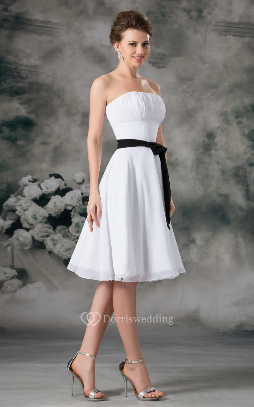 Trägerloses, knielanges Chiffonkleid mit Schleife und Raffungen view 5