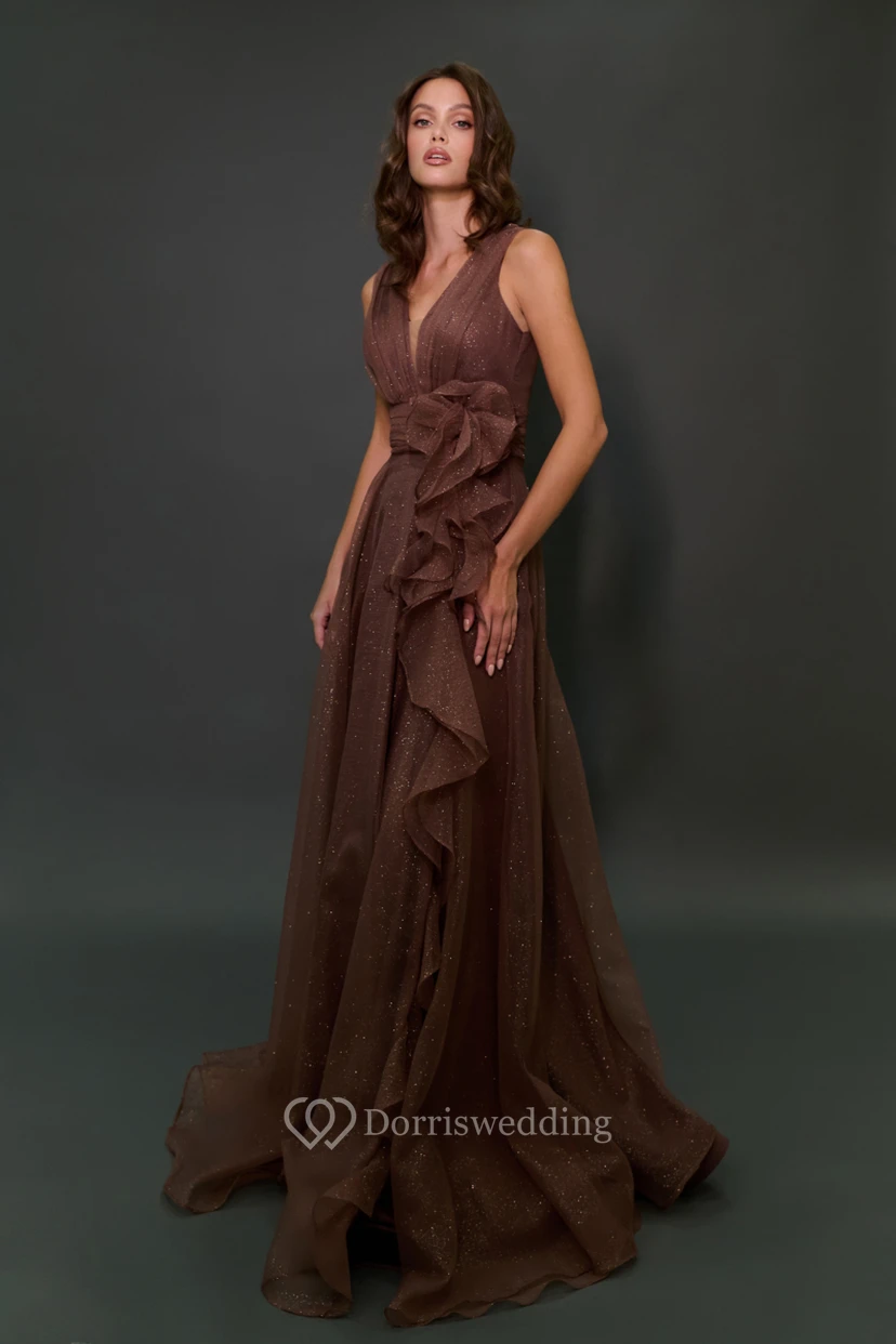 Vestido marrón sin mangas con escote en V y corte imperio fruncido view 4