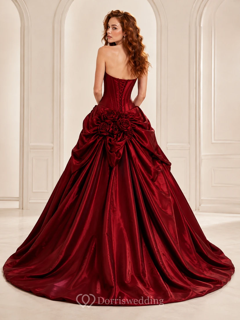 Vestido de quinceañera de lujo color borgoña sin tirantes, escote corazón, roseta drapeada, satén, cola de capilla, estilo princesa. view 2