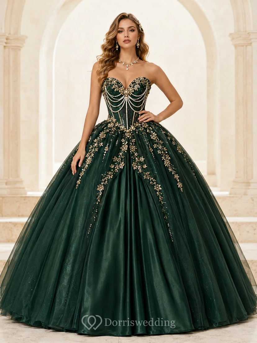 Robe de bal de princesse Quinceañera de luxe, vert foncé, or, sans bretelles, ornée de perles et d'un corset drapé.