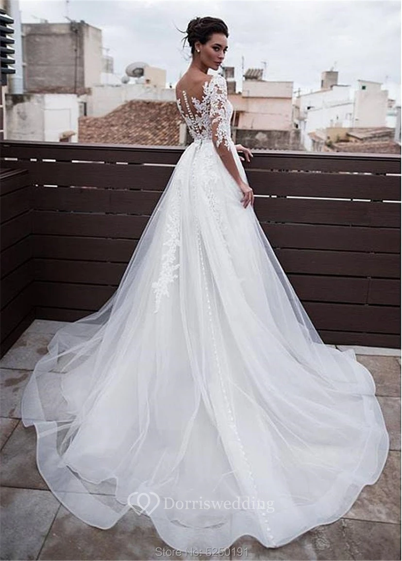 Robe de mariée en tulle vaporeux à manches mi-longues et dentelle, ornée d'appliqués et d'appliqués, avec traîne amovible. view 2