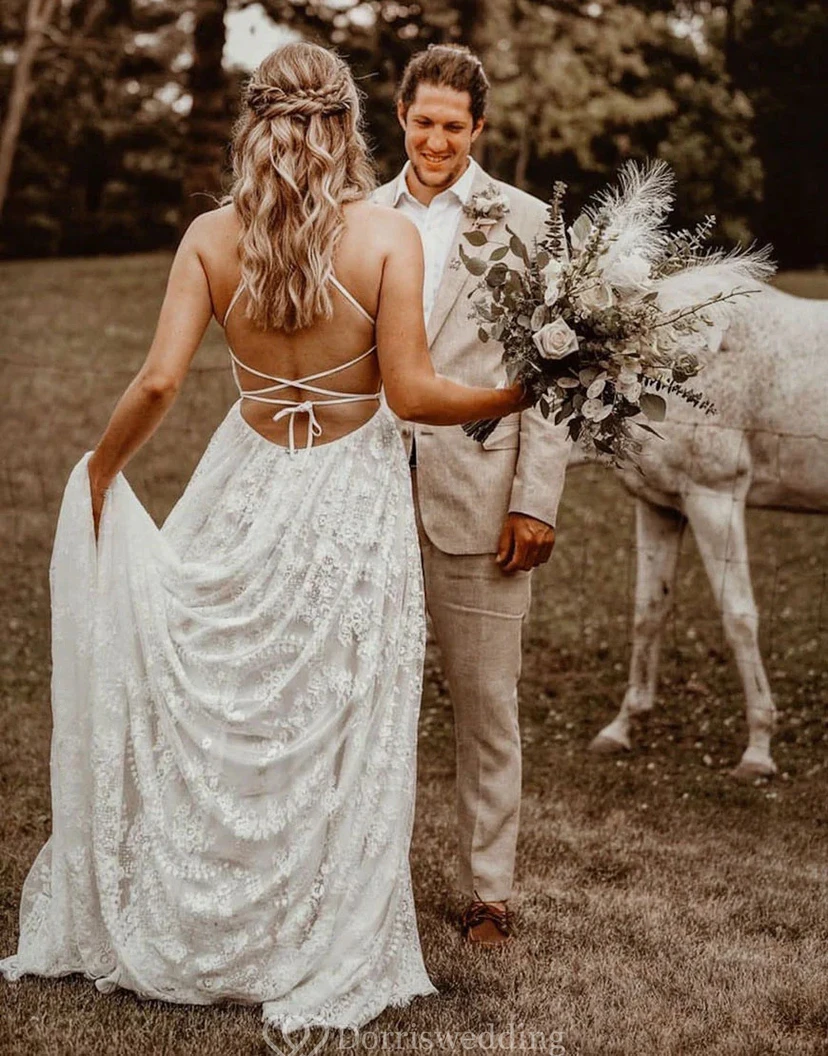 Robe de mariée bohème dos nu en dentelle à col halter et dos nu view 2
