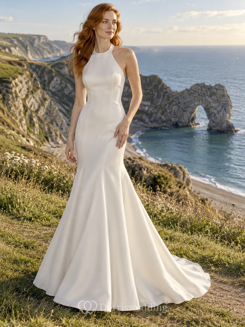 Vestido de novia sencillo de satén estilo duquesa, sin mangas, con escote halter y cola larga.
