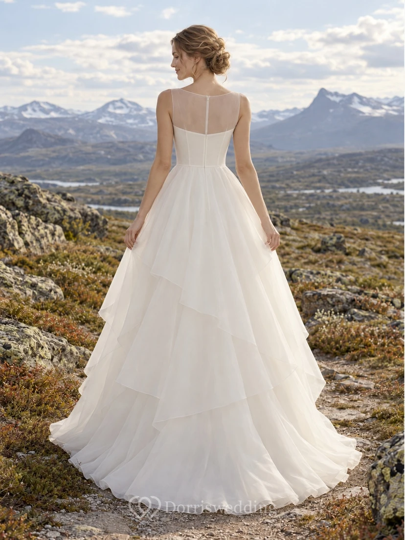 Vestido de novia de organza sin mangas con cuello alto, corte en A, canesú ilusión y falda de capas. view 2