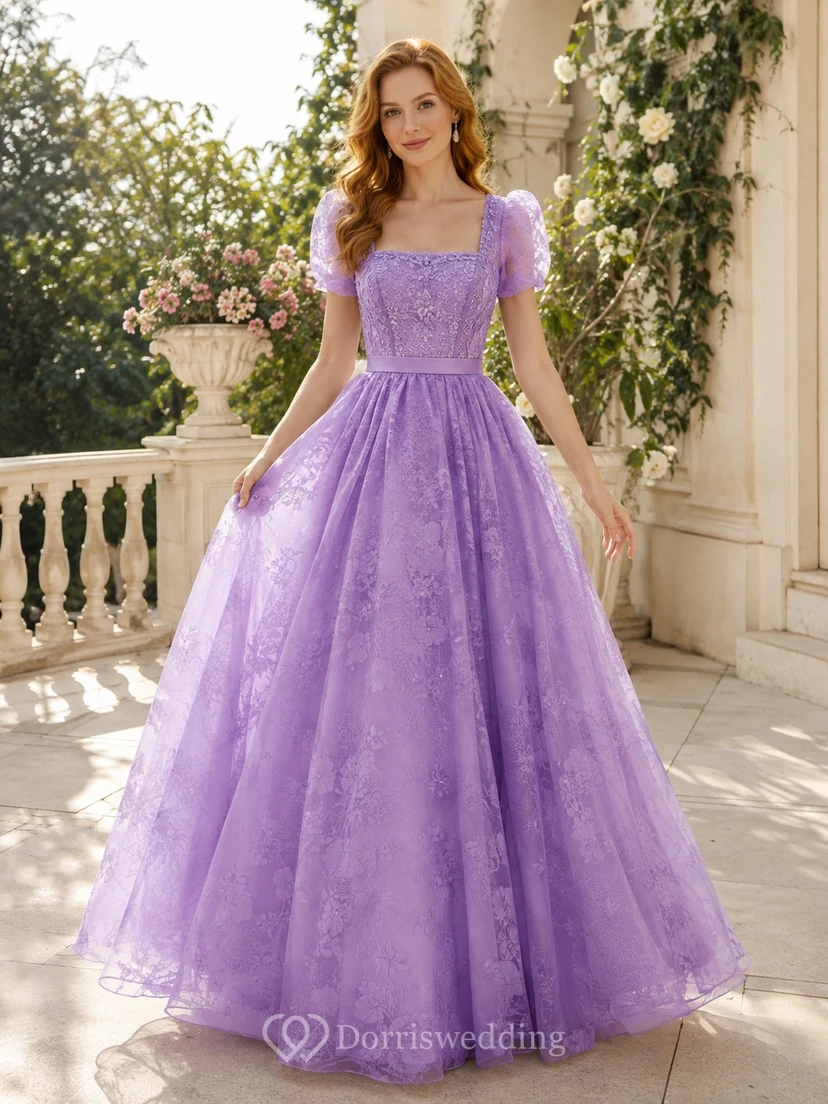 Vestido de quinceañera largo hasta el suelo, de tul con estampado floral lavanda, manga corta y escote cuadrado.
