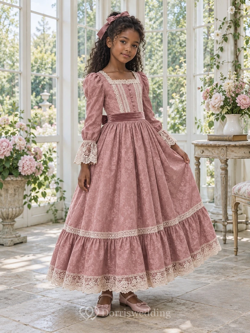 Langärmeliges, eckiges Ausschnitt-Blumenmädchenkleid in A-Linie mit Rosenmuster, Spitze, knöchellangen Einsätzen und Rüschensaum