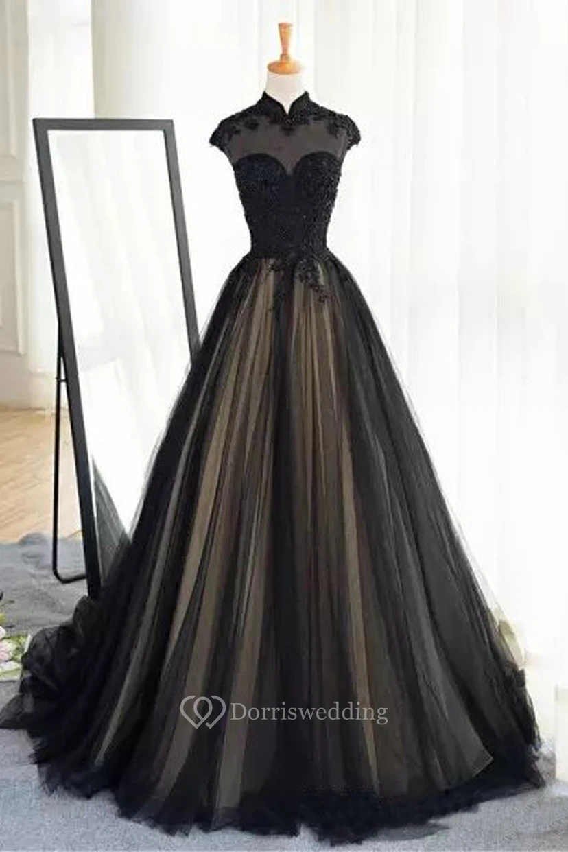 Robe de mariée trapèze en dentelle et tulle, col montant, manches courtes, traîne courte, ornée d'appliques et de plis