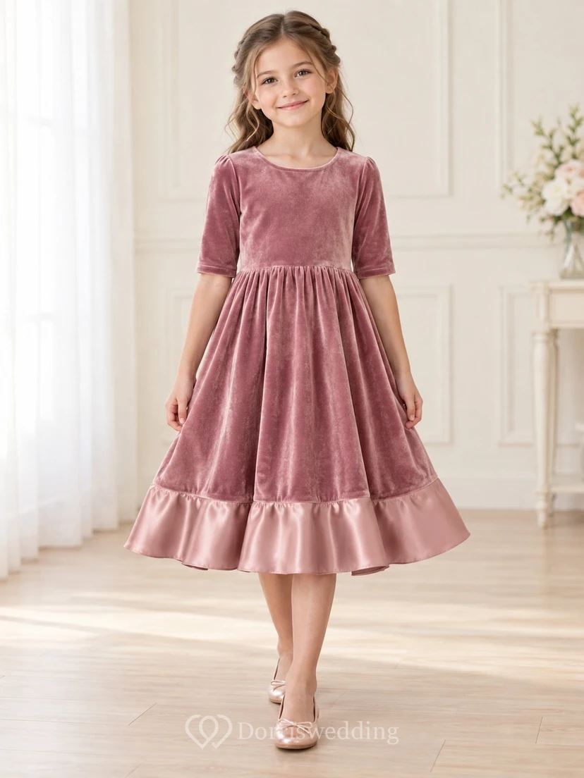 Schlichtes, altrosafarbenes, teelanges, gerades Satin- und Samtkleid mit Rüschen für Blumenmädchen