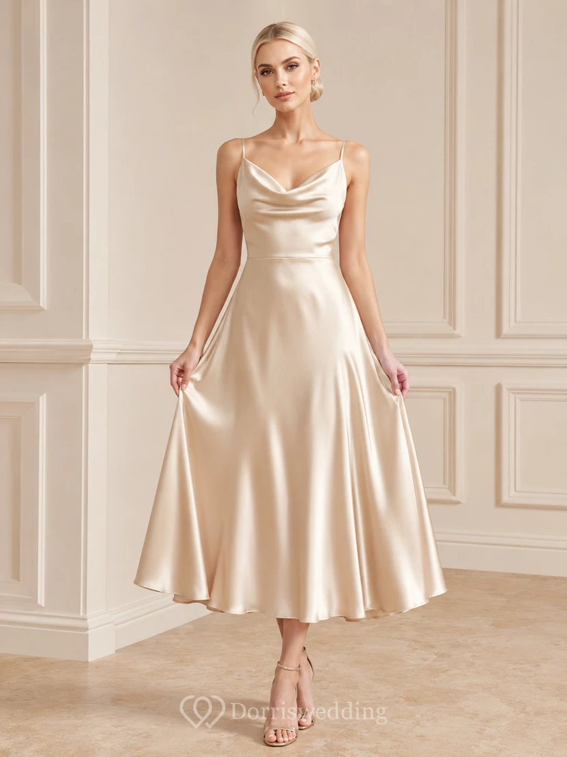Robe de cocktail trapèze en satin champagne à col bénitier et fines bretelles spaghetti, longueur thé.