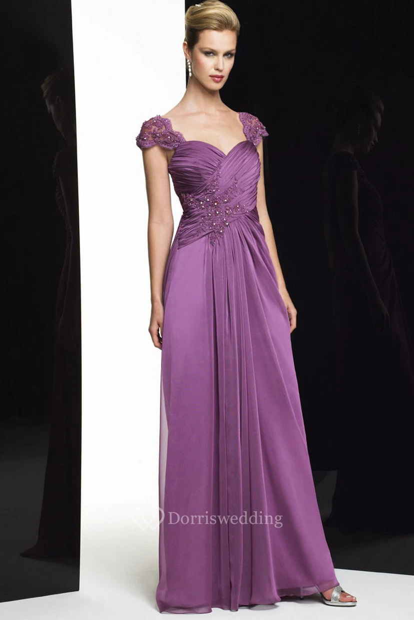 Etuikleid mit kurzen Ärmeln, gekreuztem Ausschnitt, herzförmigem Dekolleté, Satin-Chiffon, mit Perlenstickerei