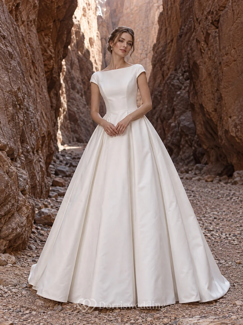 Vestido de novia sencillo de satén con escote barco, mangas cortas y corte en A con espalda descubierta.