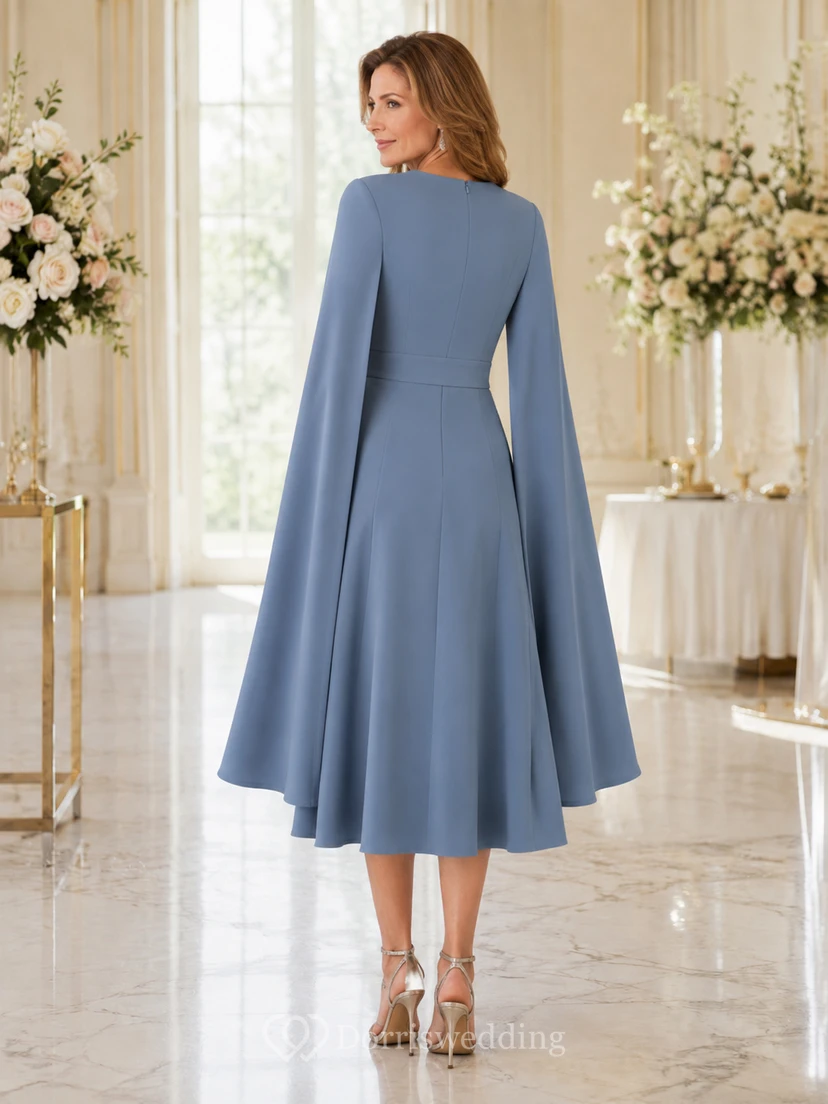 Elegantes, stahlblaues Chiffonkleid in A-Linie mit V-Ausschnitt, langen, geschlitzten Cape-Ärmeln und Teelänge – ein festliches Kleid für die Stiefmutter der Braut. view 2