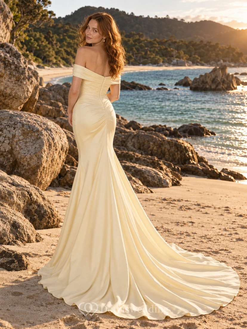 Schlichtes gelbes schulterfreies Brautkleid im Meerjungfrauenstil aus drapiertem Satin view 2