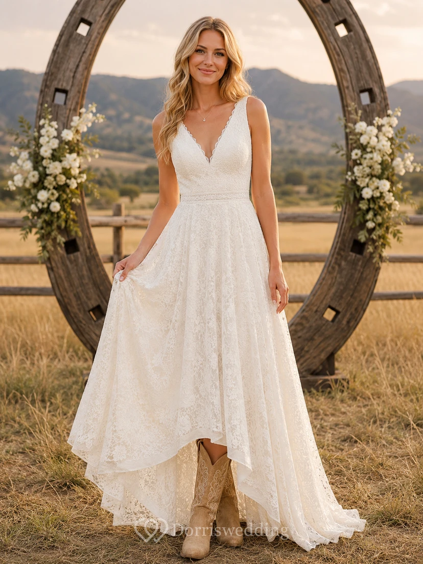 Rustikales Western-Hochzeitskleid mit V-Ausschnitt und asymmetrischem Saum
