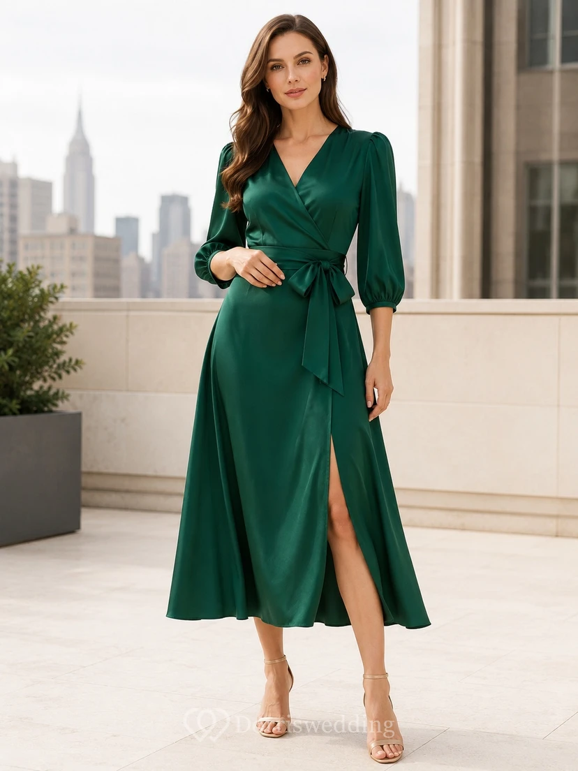 Vestido de cóctel de satén verde oscuro con escote en V cruzado, manga tres cuartos, corte en A y largo hasta la rodilla