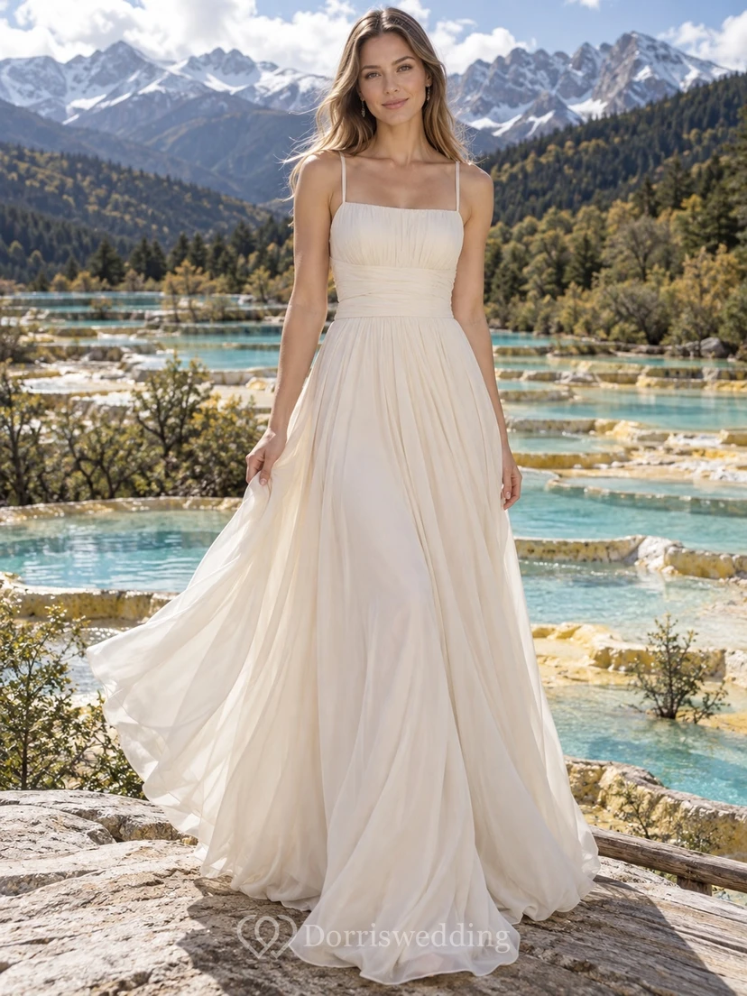 Vestido de novia sencillo de gasa color champán con escote cuadrado y tirantes finos