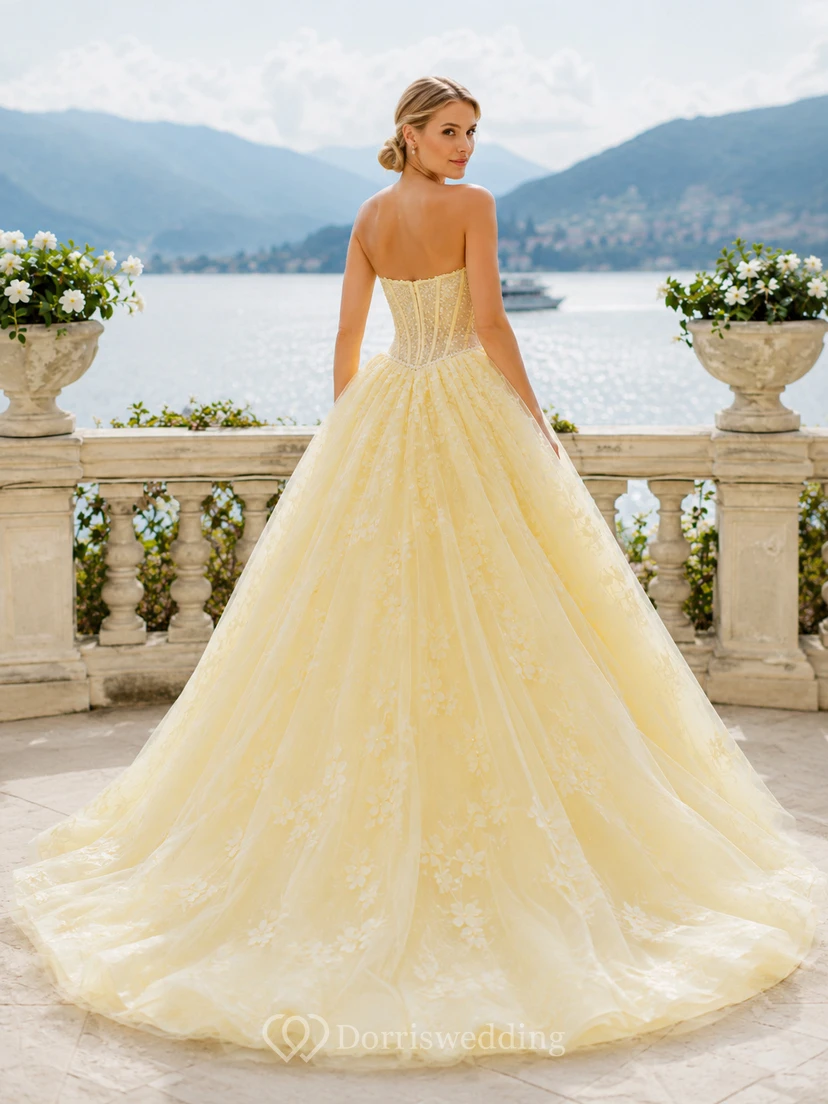 Vestido de novia de gala color amarillo pastel sin tirantes con escote corazón, encaje y tul, estilo catedral. view 2