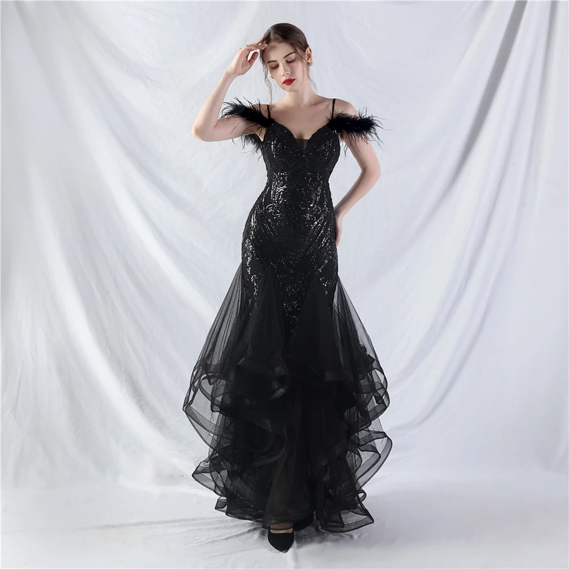 Robe de danse artisanale en filet rigide orné de plumes d'autruche, de perles et de fleurs, confectionnée en maille. view 71