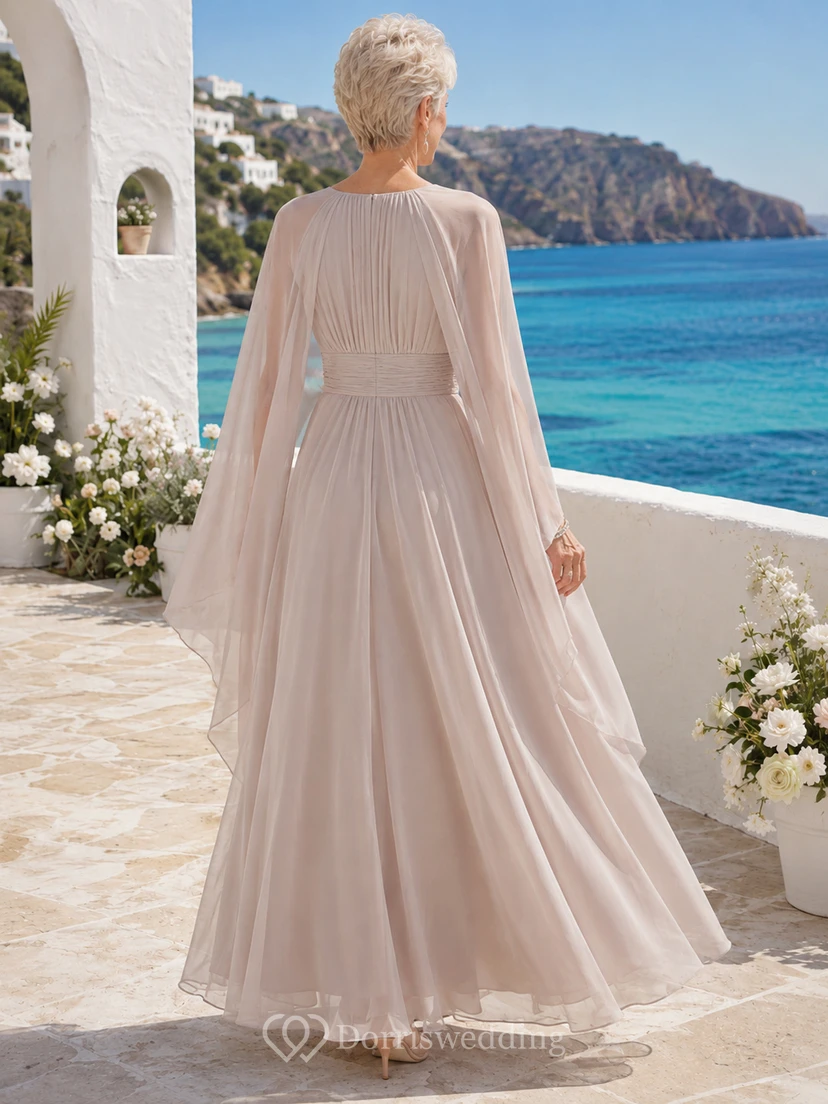 Taupefarbenes, schlichtes, bodenlanges Strandkleid für die Mutter der Braut mit Rundhalsausschnitt, langen Cape-Ärmeln, Faltenrock, Empire-Schnitt und A-Linien-Schnitt. view 2