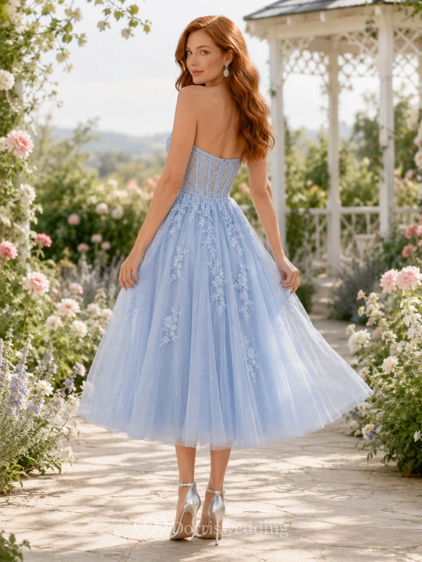 Himmelblaues, trägerloses Tüllkleid mit Herzausschnitt, A-Linie und floralen Applikationen in Teelänge view 2